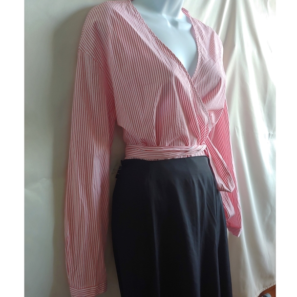 SOLD - 💥 3/$20 Wrap blouse NWOT - Picture 3 of 4